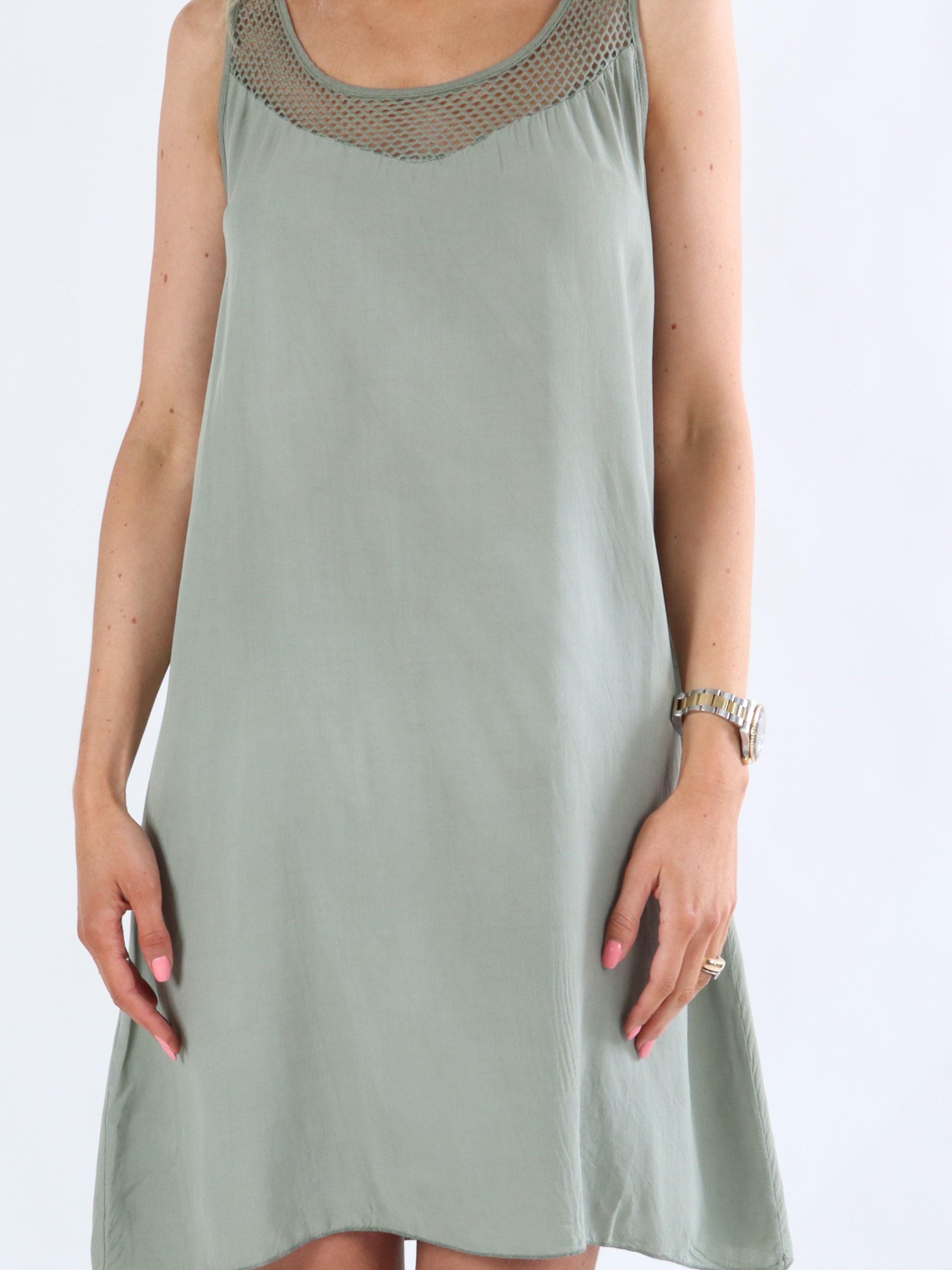 APRILIA - SOMMARKLÄNNING MED NÄTMÖNSTER VID AXLARNA